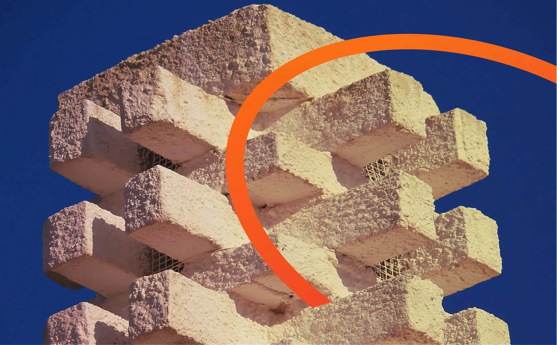 Struttura di pietra giallastra con diversi blocchi rettangolari che sporgono.