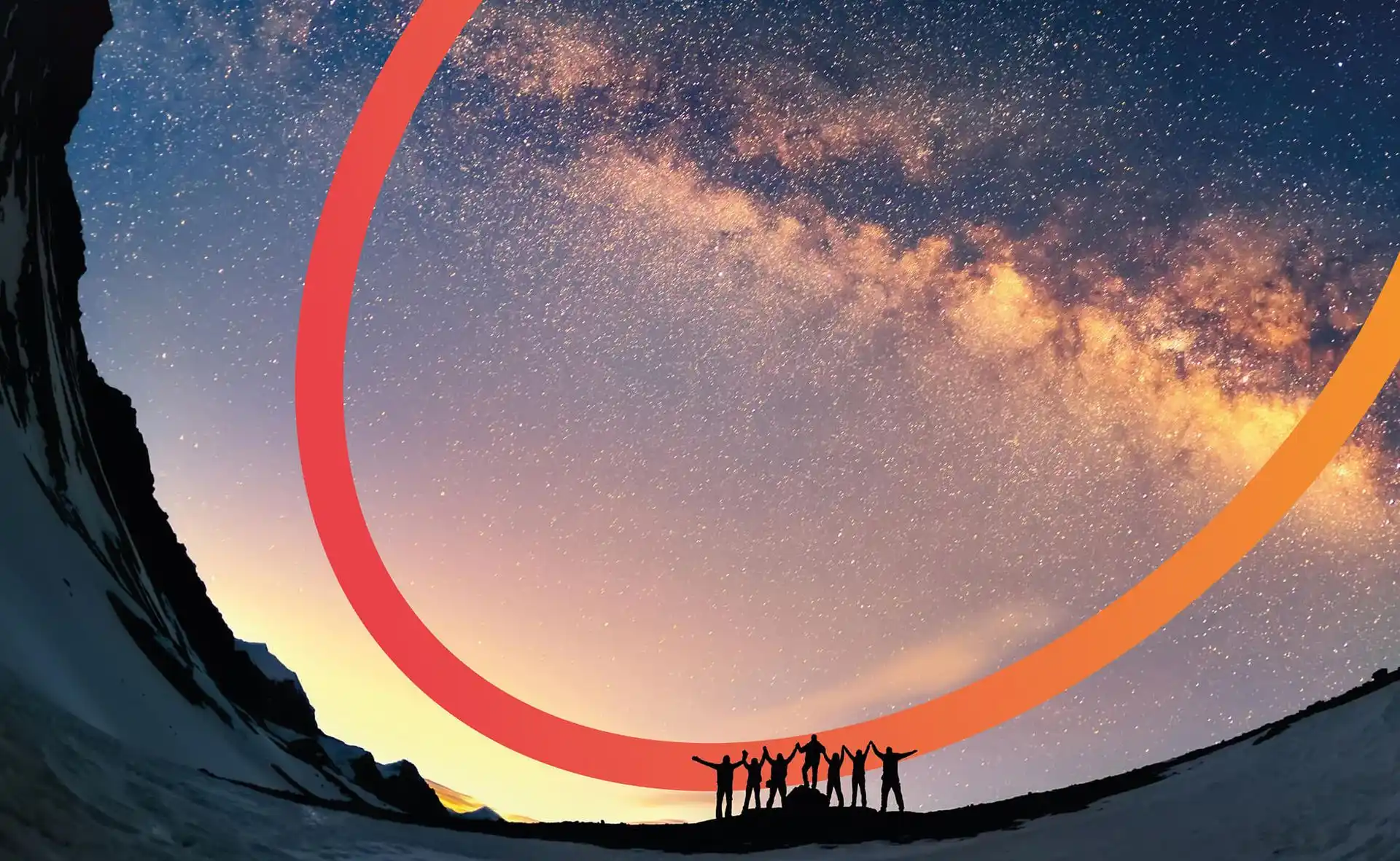 Cielo stellato al tramonto con sette persone in ombra che alzano le mani al cielo