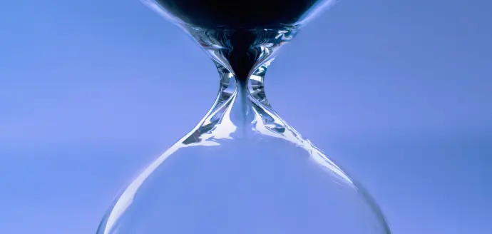 clessidra-trasparente-astratta-con-sfondo-celeste